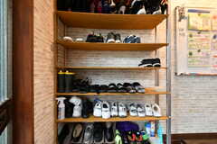 靴箱の様子。部屋ごとに収納場所が割り当てられています。(2020-09-01,周辺環境,ENTRANCE,1F)