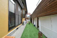 庭は建物を囲むようにコの字型のドッグランになっています。(2020-09-01,共用部,OTHER,1F)