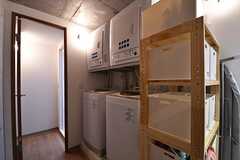 脱衣室にはランドリースペースが用意されています。洗濯機と乾燥機が2台用意されています。奥がバスルームです。(2017-04-21,共用部,LAUNDRY,3F)