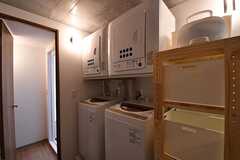 脱衣室のつくりは3Fと同じです。洗濯機と乾燥機が2台ずつ設置されています。(2017-04-21,共用部,LAUNDRY,2F)
