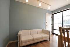 ソファも置かれています。掃き出し窓からはサンルームに出られます。(2013-02-25,共用部,LIVINGROOM,1F)