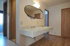 専有部の様子。モザイクタイルで可愛らしい。洗面台の裏手がシャワールームです。（104号室）(2013-02-25,共用部,OTHER,2F)
