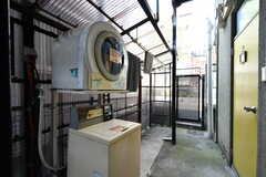 洗濯機と乾燥機の様子。物干しスペースも兼ねています。(2022-08-09,共用部,LAUNDRY,1F)