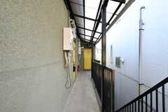 外廊下の様子。2階は専有部のみです。(2022-08-09,共用部,OTHER,2F)