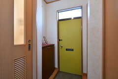 内部から見た玄関まわりの様子。モデルルームです。（204号室）(2022-08-09,専有部,ROOM,2F)