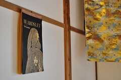 壁にはオーブリー・ビアズリーのカレンダー。印象的なペン画です。(2012-08-10,共用部,LIVINGROOM,1F)