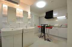 シェアハウスのリビングの様子2。男性専用の洗面台が2台並んでいます。(2011-07-26,共用部,LIVINGROOM,1F)
