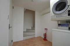 洗濯機、乾燥機は中2階にあります。(2011-07-26,共用部,OTHER,2F)