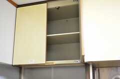 吊り戸棚の様子。こちらも部屋ごとに使用できます。(2012-03-09,共用部,KITCHEN,1F)