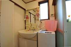 廊下から見た脱衣室。洗面台と洗濯機が設置されています。(2012-03-09,共用部,LAUNDRY,1F)