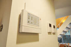 セキュリティシステムとカメラ付きインターホンの受信器があります。(2011-06-14,共用部,LIVINGROOM,1F)