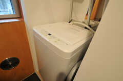 キッチンには洗濯機が背中合わせで2台並びます。(2011-06-14,共用部,LAUNDRY,1F)