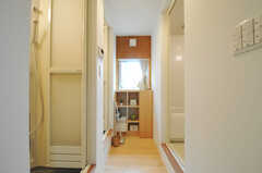 左手にシャワールーム、右手にバスルームがあり、脱衣室は共用です。(2011-06-14,共用部,BATH,2F)