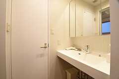 脱衣室の様子。ドアの先がトイレ、右手に洗面台が設置されています。ダイニングとはカーテンで仕切られます。(2016-04-21,共用部,BATH,1F)