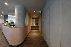 廊下の様子。右手にトイレがあります。(2022-12-12,共用部,OTHER,1F)