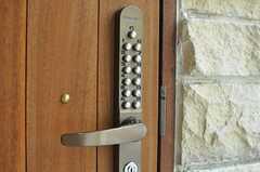 玄関の鍵はナンバー式。(2012-09-21,周辺環境,ENTRANCE,1F)