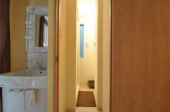 細い脱衣室は女性専用。奥は少し広がっています。(2012-09-21,共用部,BATH,3F)