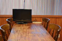ダイニングテーブルにもTVが置かれています。(2021-11-19,共用部,TV,1F)