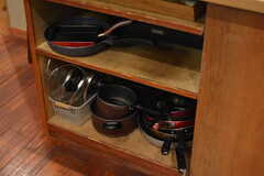 フライパンや鍋類は棚に収納されています。(2021-11-19,共用部,KITCHEN,1F)