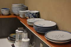 キッチンの棚には食器がたくさん。大皿からお椀や小皿まで、多様なラインナップです。(2021-11-19,共用部,KITCHEN,1F)