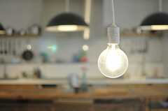 ラウンジの照明は裸電球です。(2012-10-23,共用部,LIVINGROOM,1F)