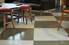 床はピータイルかと思いきいや、ペイント塗装です。(2012-10-23,共用部,LIVINGROOM,1F)
