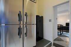 食料庫には業務用の冷蔵庫が設置されています。(2012-10-23,共用部,KITCHEN,1F)