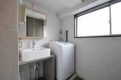 水まわり設備の様子。洗濯機が置かれています。(2012-10-23,共用部,LAUNDRY,2F)