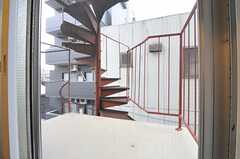 窓をあけると避難用のらせん階段があります。（305号室）(2012-10-23,専有部,ROOM,3F)