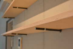 本棚やテーブルに使われているのは白樺合板。コンクリート壁に打ち付けた金具に板を乗せたシンプルな設計です。(2020-03-17,共用部,LIVINGROOM,1F)