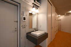 廊下に設置された洗面台。(2020-03-17,共用部,WASHSTAND,3F)