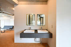 廊下に設置された洗面台。(2020-03-17,共用部,WASHSTAND,4F)