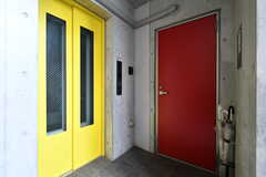 エレベーターと玄関ドアが並んでいます。(2021-09-16,周辺環境,ENTRANCE,1F)