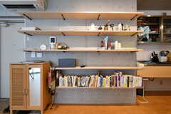 本棚の様子。入居者さんが自由に本を置いています。(2021-09-16,共用部,LIVINGROOM,1F)