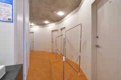 廊下では室内干しができます。(2021-09-16,共用部,OTHER,2F)