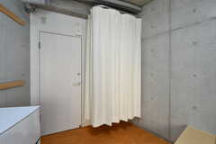クローゼットはカーテンを閉めて使うことができます。（205号室）(2021-09-16,専有部,ROOM,2F)