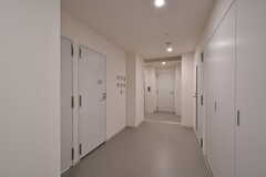 廊下の様子。左手にトイレがあります。突き当たりのドアからは自転車置き場に出られます。(2022-06-14,共用部,OTHER,1F)