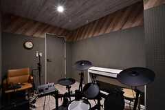 音楽室の様子2。音楽室には電子ドラムと電子ピアノが置かれています。(2015-01-10,共用部,OTHER,1F)