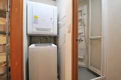 洗濯機と乾燥機の様子。隣がシャワールームです。(2014-05-13,共用部,LAUNDRY,2F)