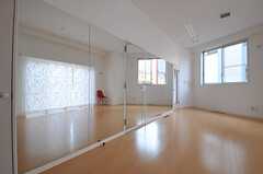 ダンスのレッスンなどにも使用できるよう、鏡が貼られています。(2013-04-08,共用部,OTHER,1F)