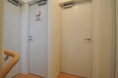 右手のドアがリビング、左手のドアがトイレです。(2013-04-08,共用部,OTHER,2F)
