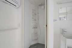 シャワールームの様子。（201号室）(2013-04-08,専有部,ROOM,2F)