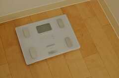 オムロンの体重計。(2013-04-08,共用部,BATH,3F)