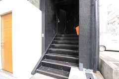玄関へは階段を上ります。(2012-01-10,共用部,OUTLOOK,1F)