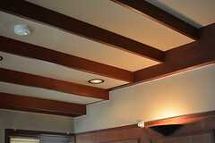 天井は逆階段のデザイン。凝ってます。（501号室）(2016-04-25,専有部,ROOM,5F)