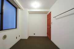 専有部の様子2。すべての部屋にハンガーポールが設置されています。（205号室）(2011-09-30,専有部,ROOM,2F)