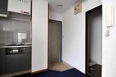 玄関まわりの様子。右手に水まわり設備、左手がキッチンです。（501号室）(2011-09-30,専有部,ROOM,5F)