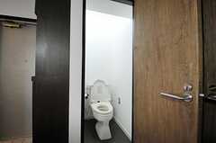 ウォシュレット付きトイレの様子。（502号室）(2011-09-30,専有部,ROOM,5F)