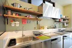 キッチンは本格的に作られていて、料理教室などのイベントも企画しているそう。(2011-09-30,共用部,KITCHEN,1F)