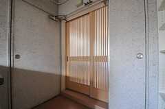 シェアハウスの正面玄関は、引き戸です。ちなみにエレベーターはありません。(2012-03-12,周辺環境,ENTRANCE,5F)